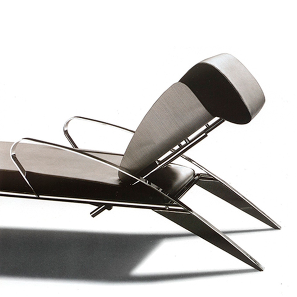 Storia Design Moroso poltrona linea Dinamic, poliuretano, designer Massimo Iosa Ghini, Salone Mobile Milano 1986
